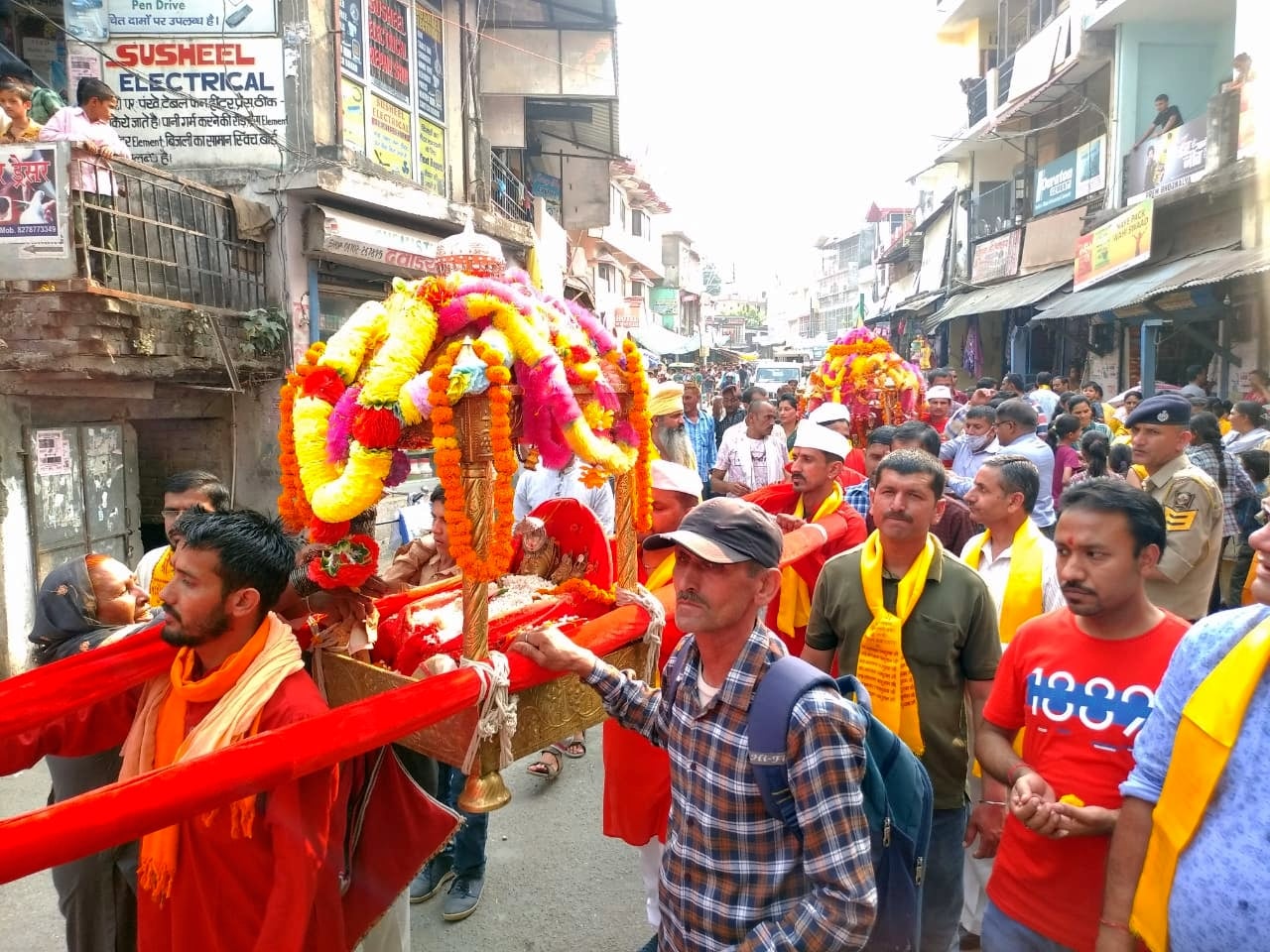परशुराम जयंती पर ददाहू में निकली भगवान परशुराम की शोभायात्रा। -संवाद परशुराम जयंती पर ददाहू में निकली भगवान परशुराम की शोभायात्रा। -संवाद