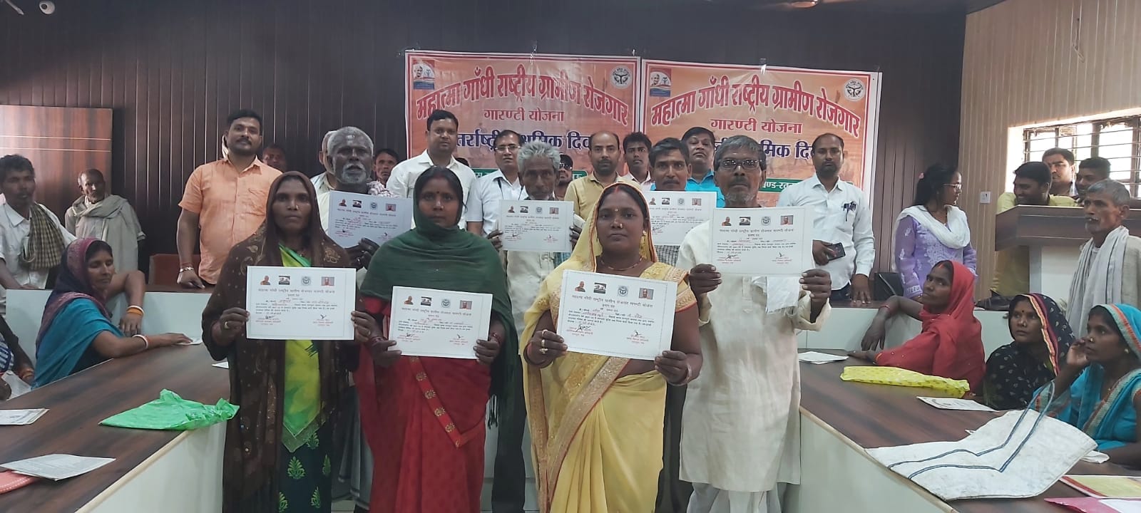 रतनपुरा ब्लाक पर मजदूर दिवस पर सम्मानित हुए मनरेगा मजदूर।संवाद