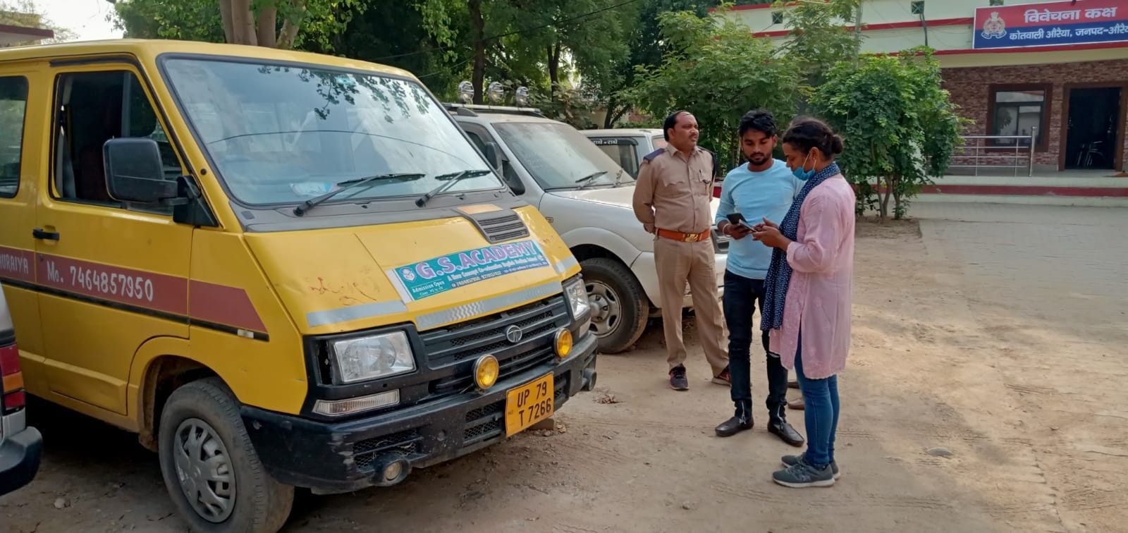 स्कूली वाहन चेक करतीं पीटीओ। संवाद