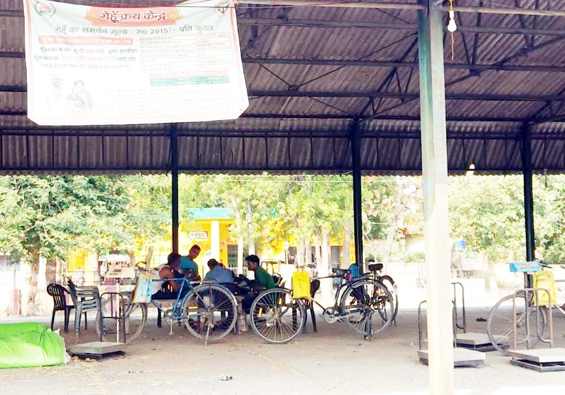 सूना पड़ा पुवायां के मंडी परिसर में लगा  किसान सेवा सहकारी समिति लिमिटेड बड़ागांव का गेहूं क्रय क