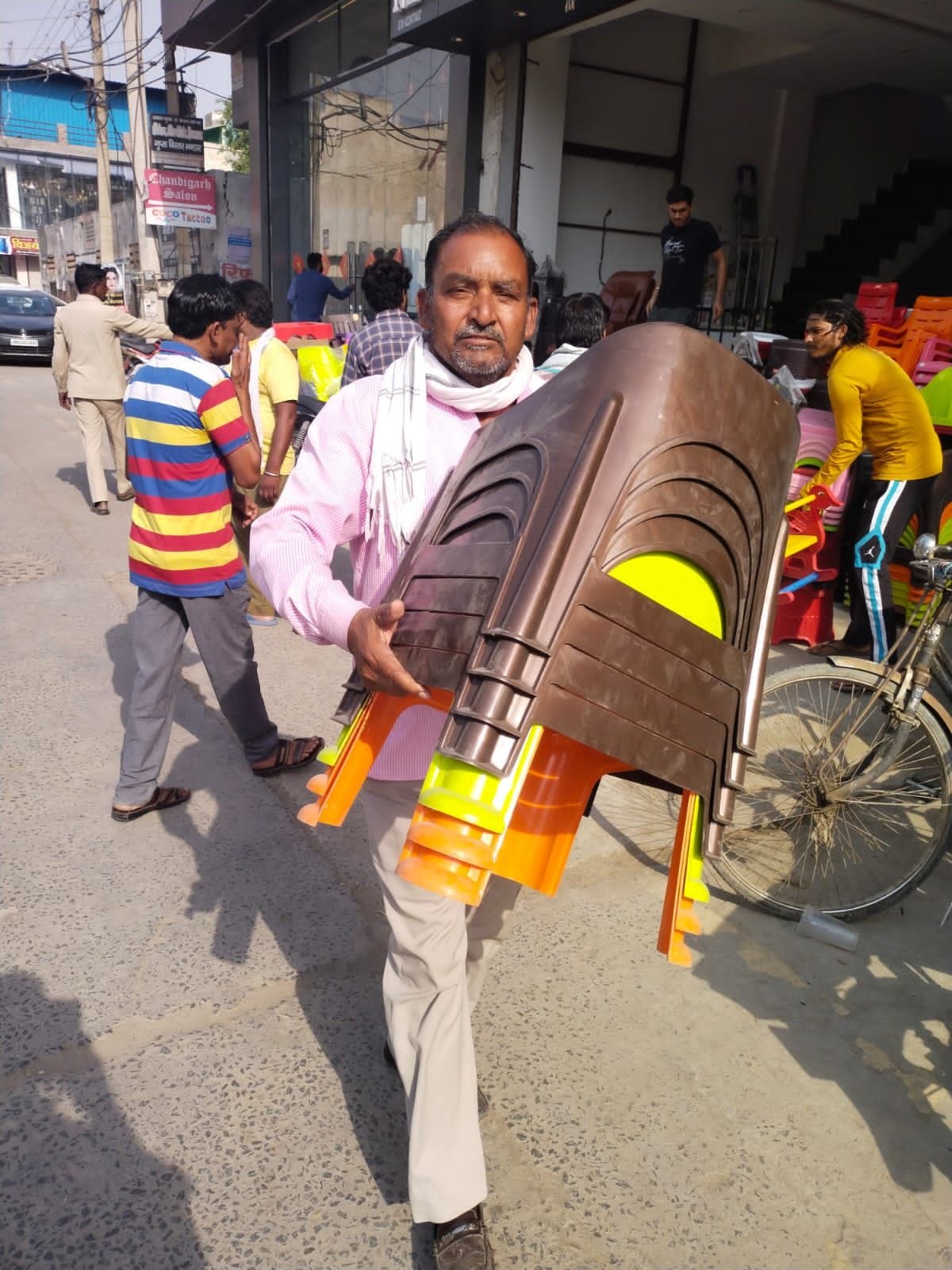 सिरसा बाजार में अतिक्रमण हटाने पहुंचे नगर परिषद के कर्मचारी।