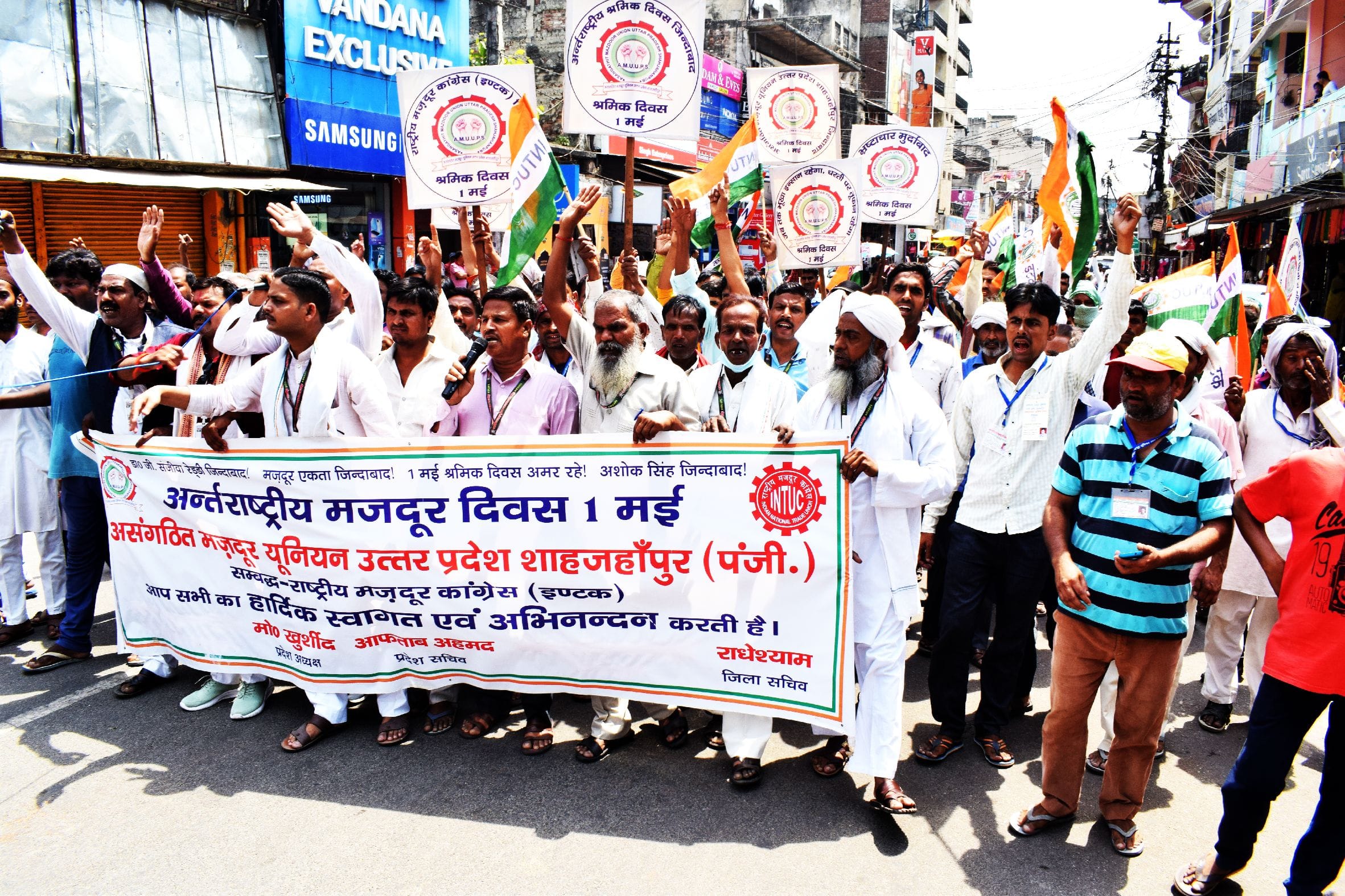 शाहजहांपुर में मजदूर दिवस पर जुलूस निकालते असंगठित मजदूर यूनियन के  कार्यकर्ता । संवाद
