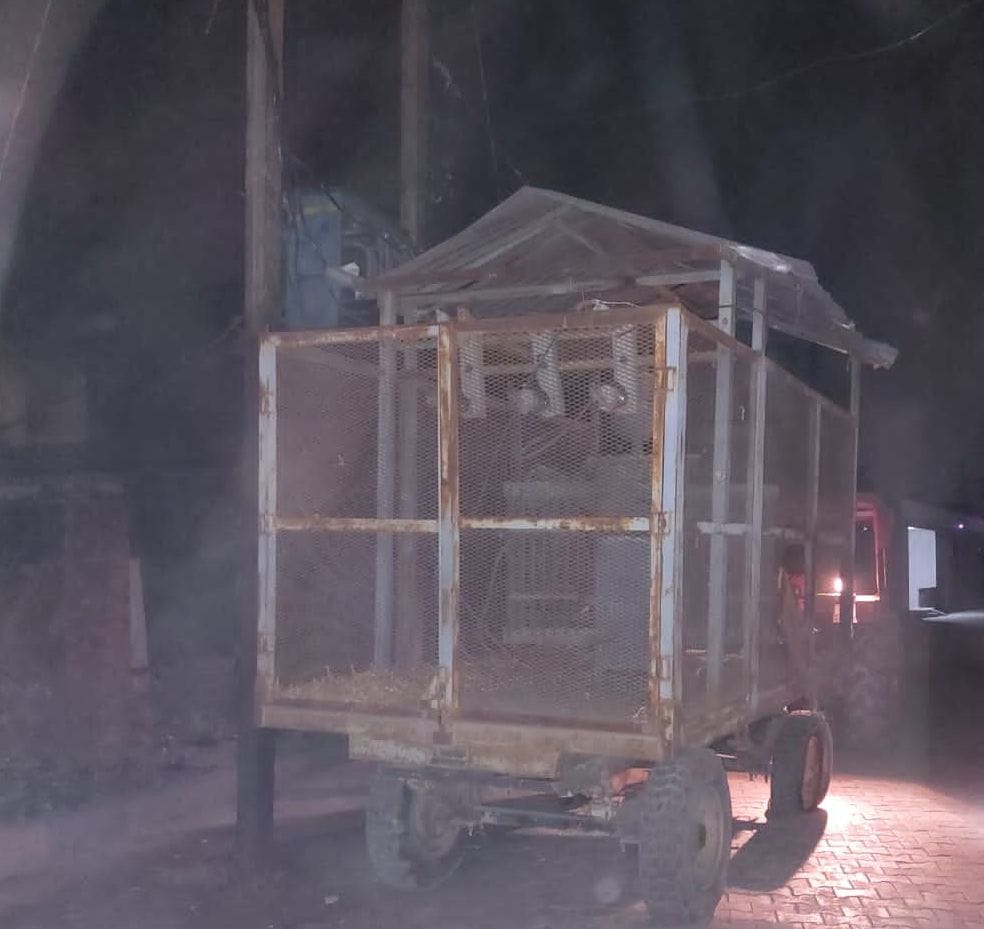 ट्रांसफार्मर में हुए फॉल्ट के बाद लगाया गया वैकल्पिक ट्रांसफार्मर। संवाद ट्रांसफार्मर में हुए फॉल्ट के बाद लगाया गया वैकल्पिक ट्रांसफार्मर। संवाद