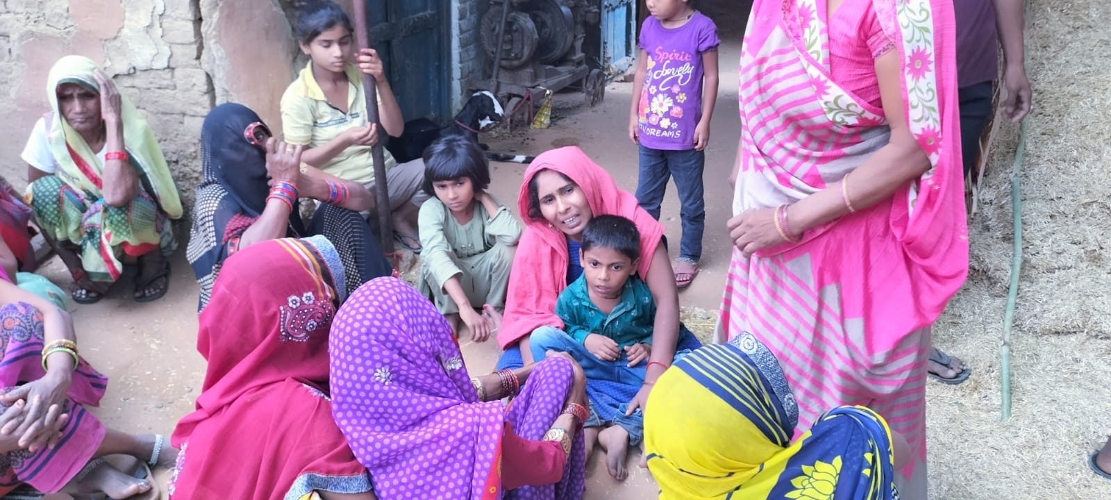 युवक की मौत पर विलाप करती महिलाएं। संवाद युवक की मौत पर विलाप करती महिलाएं। संवाद