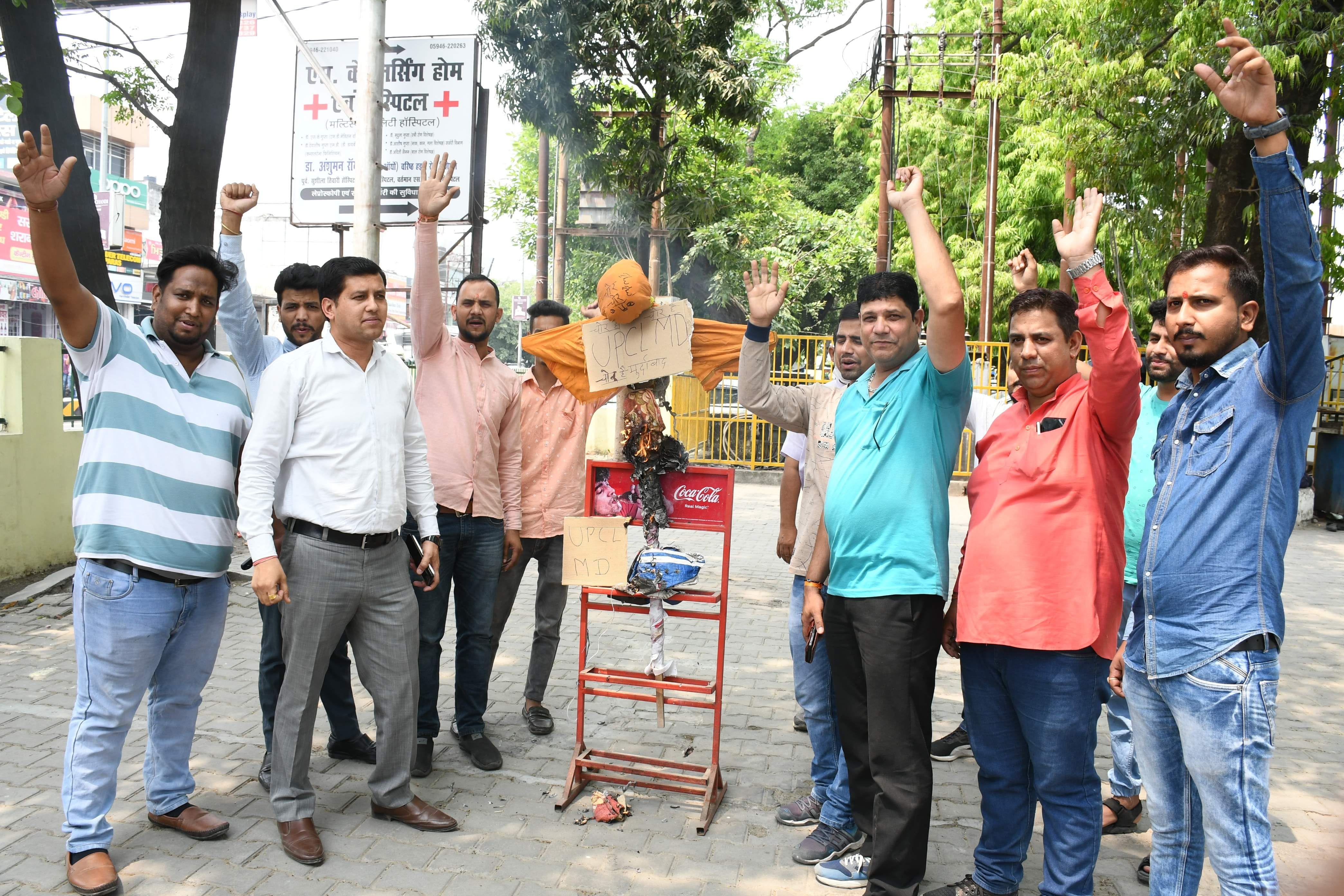 बिजली कटौती व मंहगी बिजली के खिलाफ हल्द्वानी के बुद्धपार्क में ऊर्जा विभाग के प्रबंध निदेशक का प?