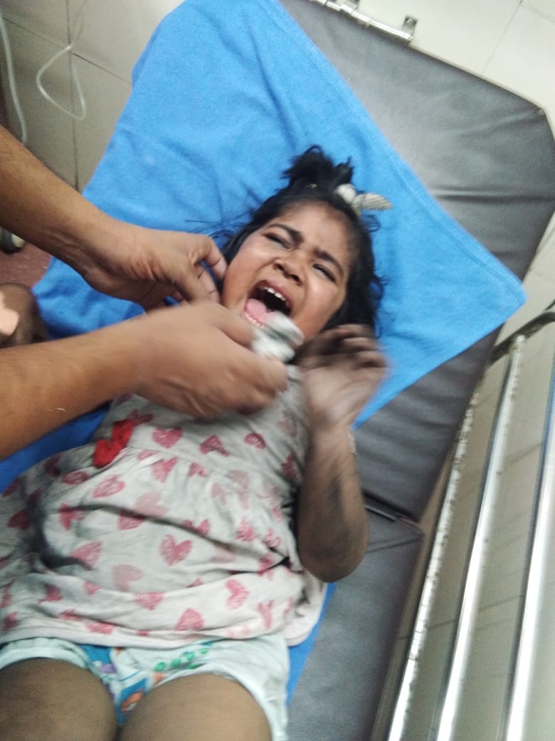 बिजनौर के नजीबाबाद में गैस सिलिंडर में आग लगने से झुलसी बच्ची का इलाज करते डॉक्टर। बिजनौर के नजीबाबाद में गैस सिलिंडर में आग लगने से झुलसी बच्ची का इलाज करते डॉक्टर।