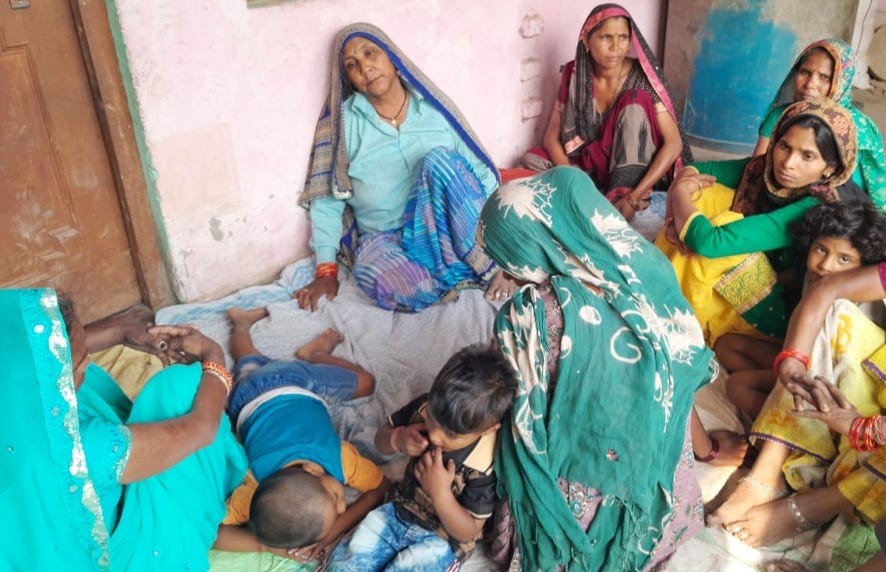 बिजनौर-नजीबाबाद के भागूवाला के रामपुर चाठा में पूर्व प्रधान के पति की हत्या पर विलाप करते परिजन। बिजनौर-नजीबाबाद के भागूवाला के रामपुर चाठा में पूर्व प्रधान के पति की हत्या पर विलाप करते परिजन।
