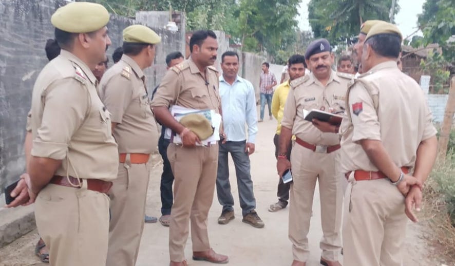 बिजनौर-नजीबाबाद के भागूवाला के रामपुर चाठा में पूर्व प्रधान के पति की हत्या प्रकरण में जांच करते बिजनौर-नजीबाबाद के भागूवाला के रामपुर चाठा में पूर्व प्रधान के पति की हत्या प्रकरण में जांच करते