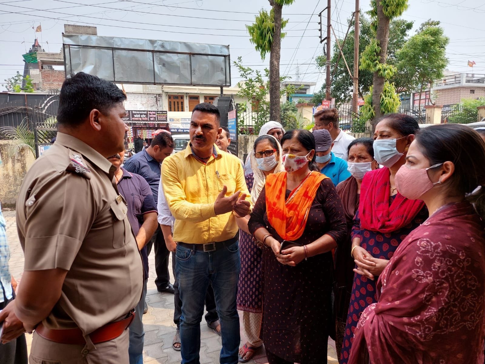 बाजपुर कोतवाल का घेराव कर ज्ञापन सौंपती ग्रामीण महिलाएं।  संवाद