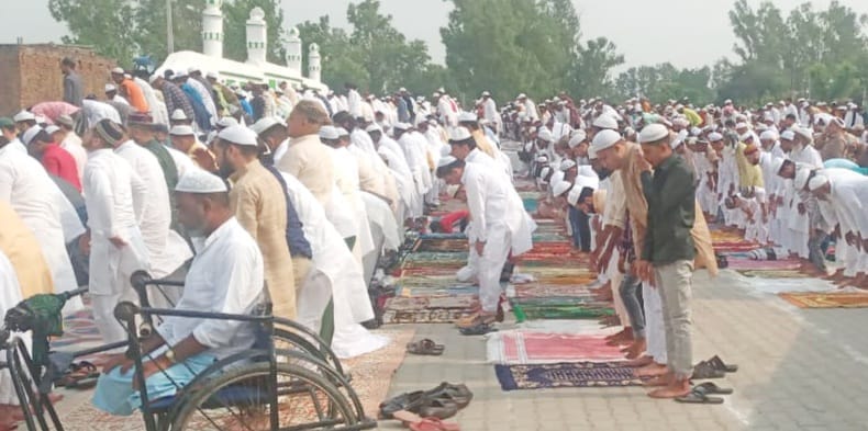 चिलकाना में ईद की नमाज अदा करते अकीदतमंद चिलकाना में ईद की नमाज अदा करते अकीदतमंद