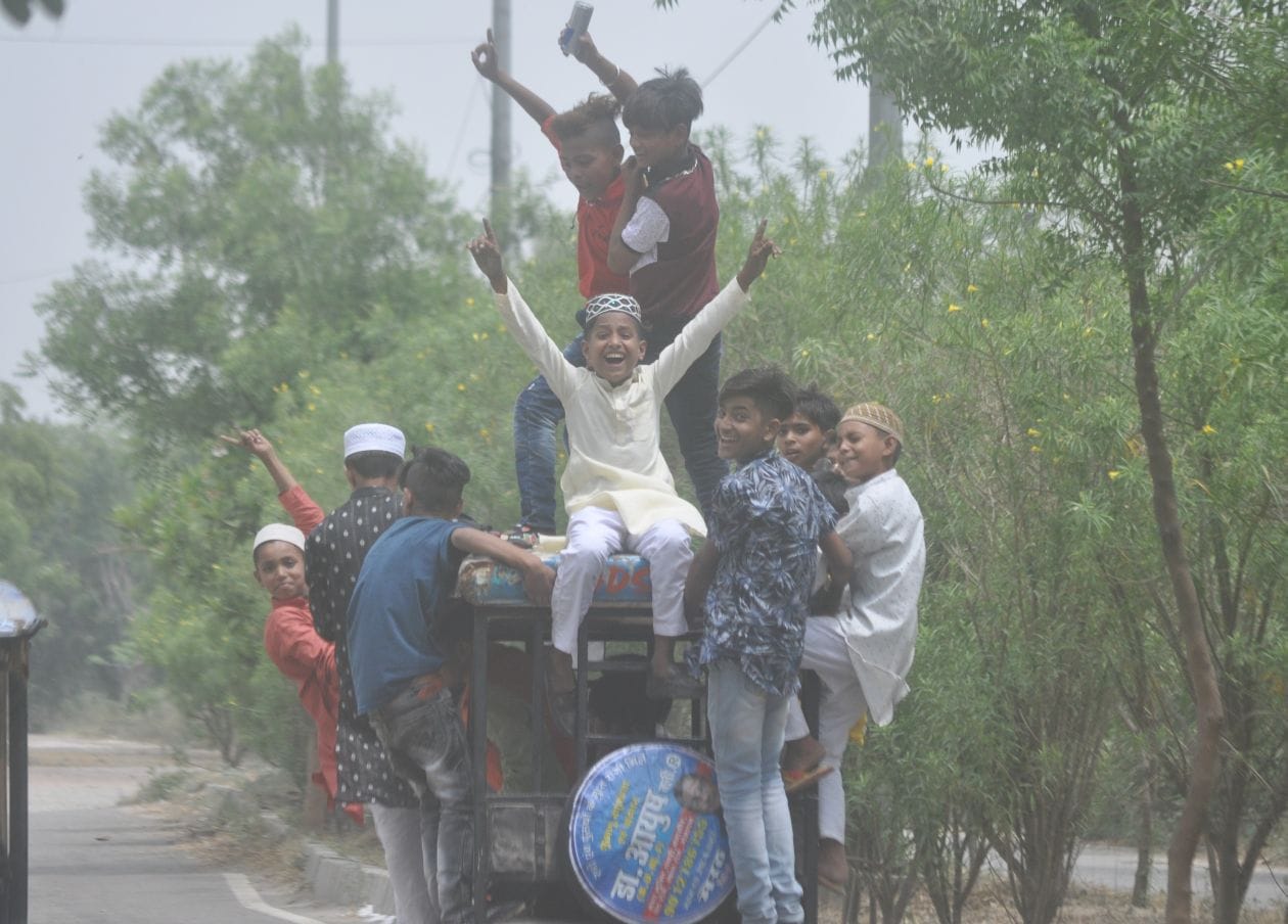 ईद की ख़ुशी में भूले यातायात के नियम-- मंगलवार को आनंद विहार कालोनी में ई रिक्शा में भूसे की तरह बच? ईद की ख़ुशी में भूले यातायात के नियम-- मंगलवार को आनंद विहार कालोनी में ई रिक्शा में भूसे की तरह बच?