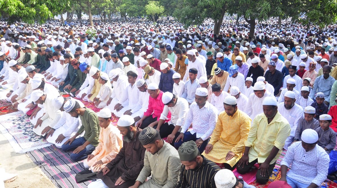 ईद पर्व के मौके पर मछलीशहर पड़ाव स्थित शाही ईदगाह में नमाज पढ़ते मुस्लिम बंधु। संवाद ईद पर्व के मौके पर मछलीशहर पड़ाव स्थित शाही ईदगाह में नमाज पढ़ते मुस्लिम बंधु। संवाद