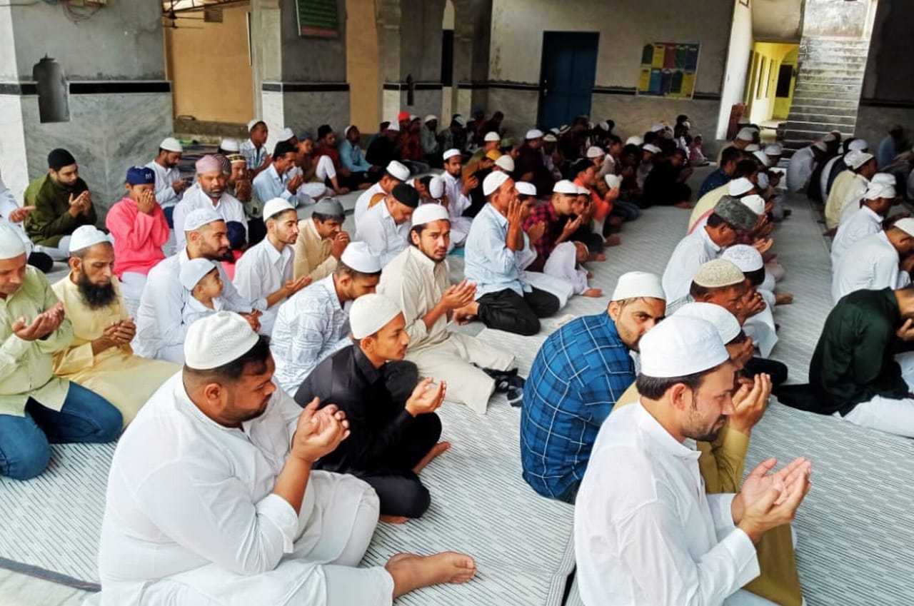 जामा मस्जिद पांवटा में नमाज अता करते मुस्लिम समुदाय के लोग। संवाद जामा मस्जिद पांवटा में नमाज अता करते मुस्लिम समुदाय के लोग। संवाद