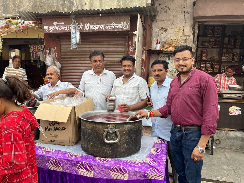 खतौली में छबील लगाकर रूअफजा वितरित करते हुए।