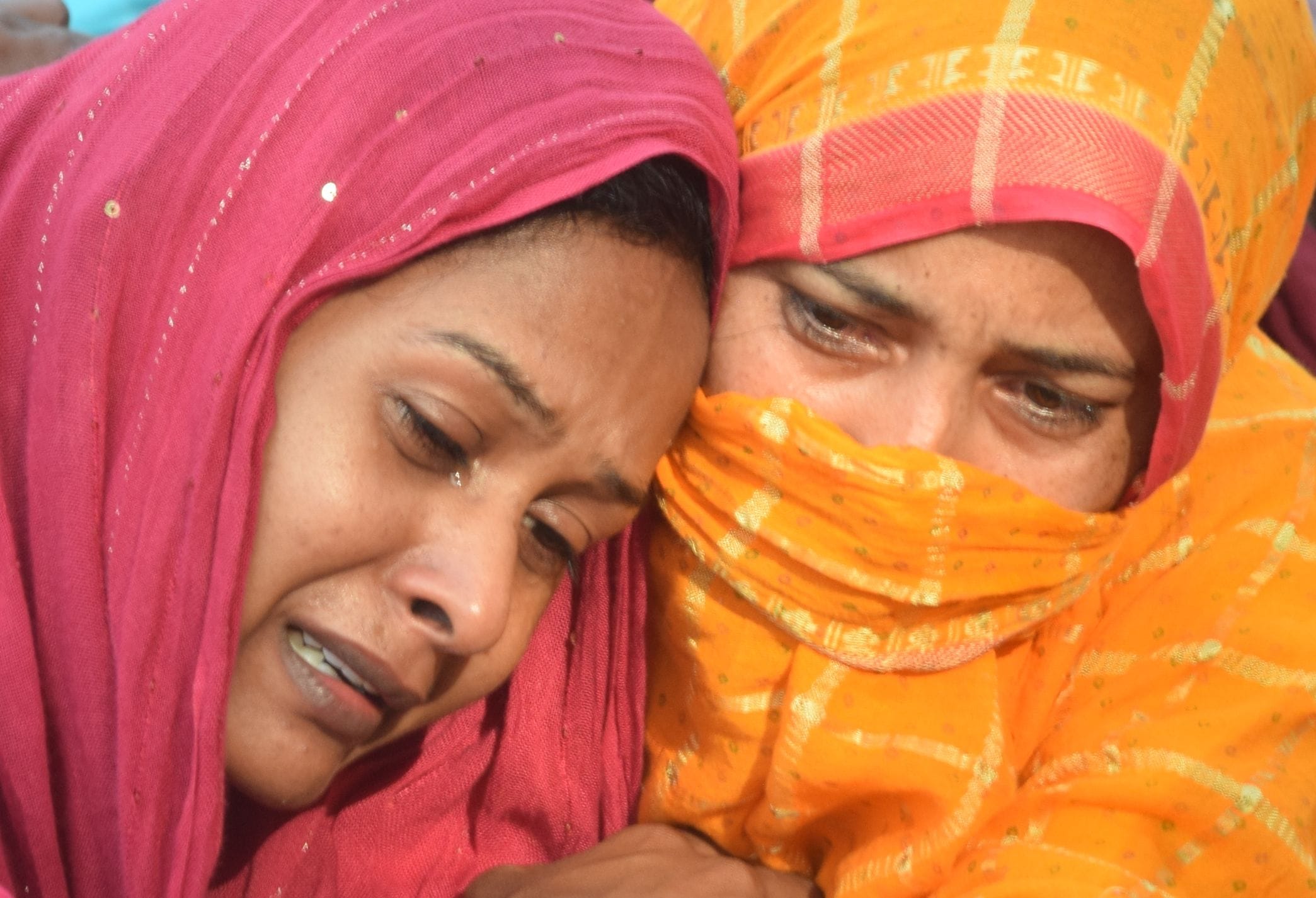 मत रो बेटी न्याय जरूर मिलेगा....भाई रिंकू  की मौत के बाद लघु सचिवालय के बाहर धरने के दौरान रोती बहन। ?
