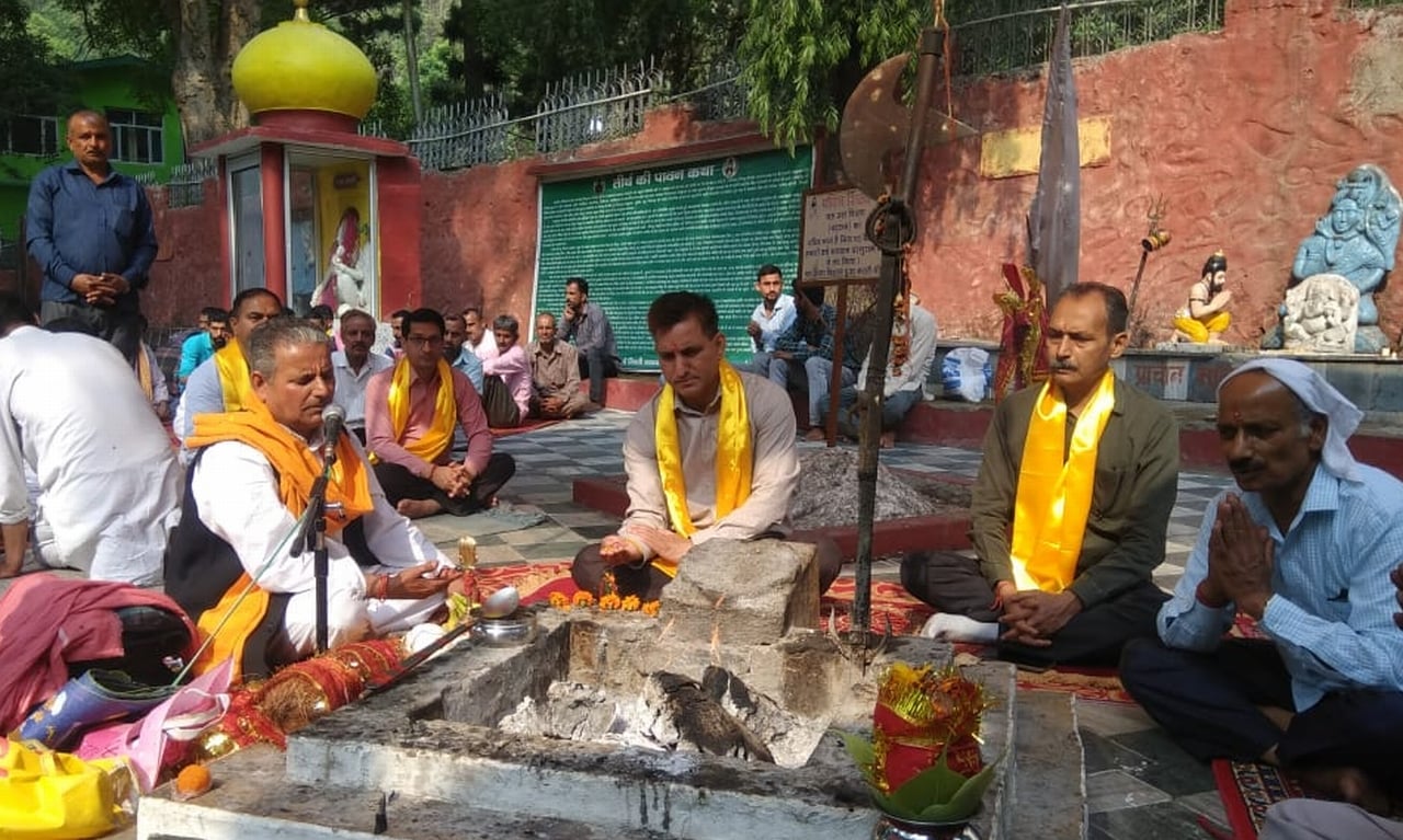 परशुराम जयंती पर रेणुकाजी में हवन यज्ञ में आहूति डालते उपायुक्त आरके गौतम। संवाद परशुराम जयंती पर रेणुकाजी में हवन यज्ञ में आहूति डालते उपायुक्त आरके गौतम। संवाद