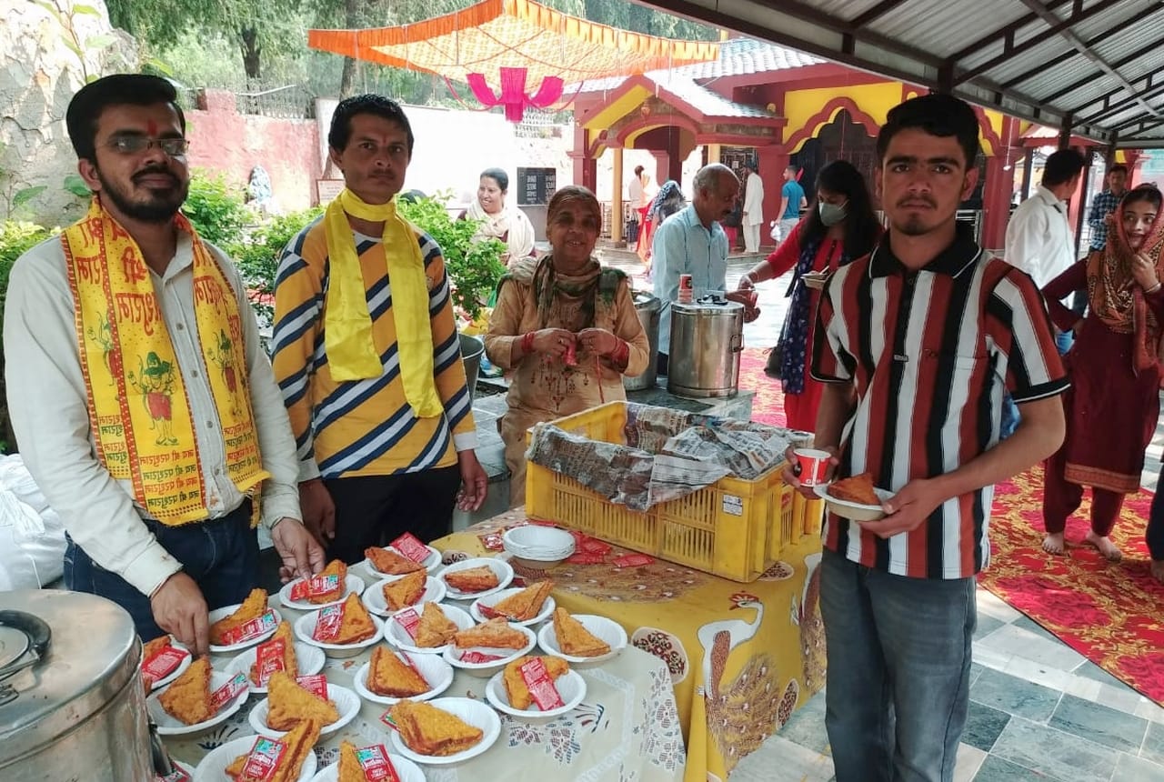 परशुराम जयंती पर रेणुकाजी मंदिर परिसर में प्रसाद बांटते स्थानीय व्यापारी। संवाद परशुराम जयंती पर रेणुकाजी मंदिर परिसर में प्रसाद बांटते स्थानीय व्यापारी। संवाद