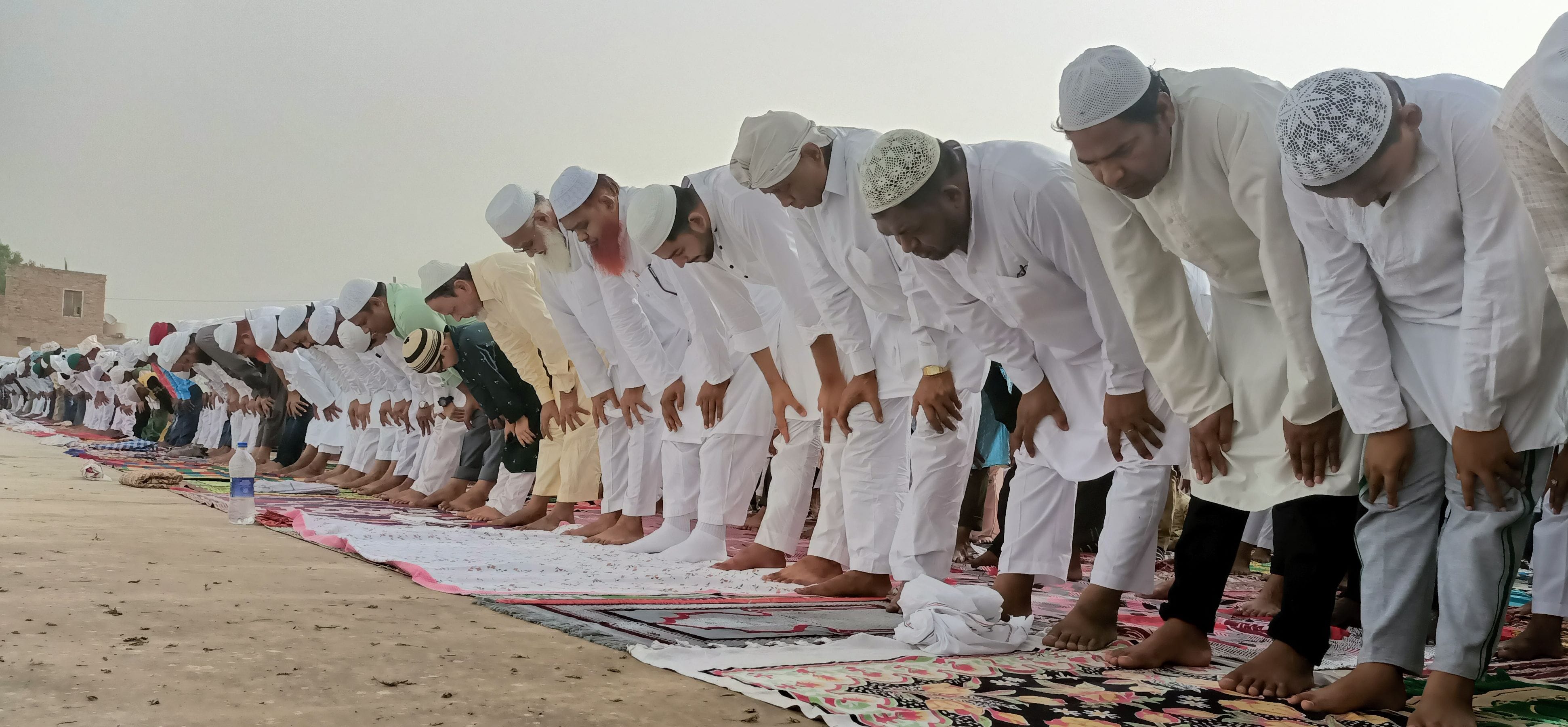 सिरसा रानियां रोड स्थित ईदगाह में नमाज अदा करते हुए मुस्लिम समाज के लोग। संवाद सिरसा रानियां रोड स्थित ईदगाह में नमाज अदा करते हुए मुस्लिम समाज के लोग। संवाद