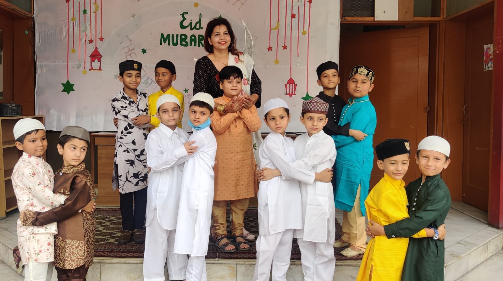 शाहजहांपुर के लीड कॉन्वेंट स्कूल में गले मिलकर ईद की मुबारकबाद देते बच्चे शाहजहांपुर के लीड कॉन्वेंट स्कूल में गले मिलकर ईद की मुबारकबाद देते बच्चे