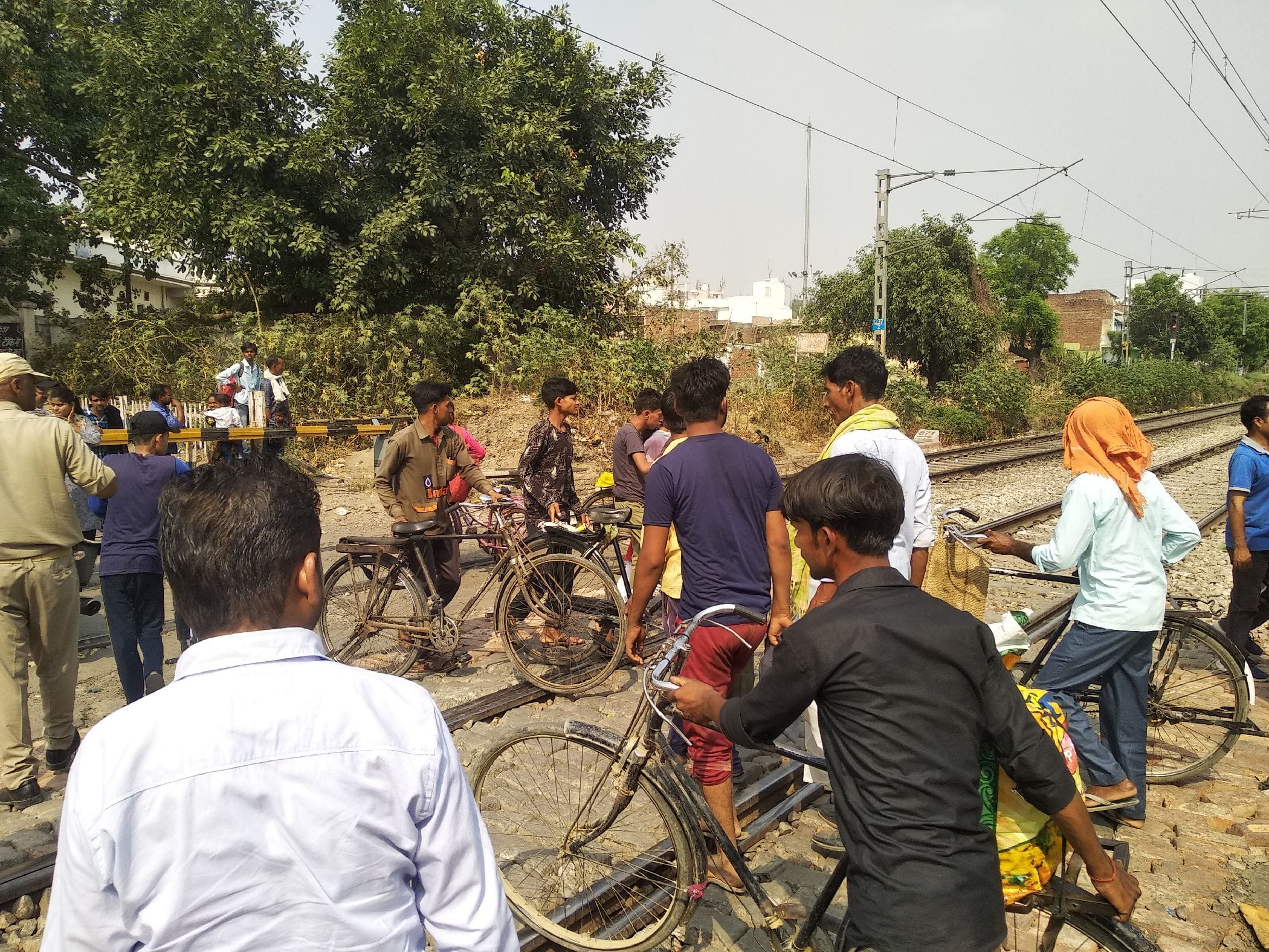 शाहजहांपुर में रोडवेज स्थित रेलवे क्रासिंग के बंद होने के दौरान रेलवे ट्रैक से निकलते लोग शाहजहांपुर में रोडवेज स्थित रेलवे क्रासिंग के बंद होने के दौरान रेलवे ट्रैक से निकलते लोग