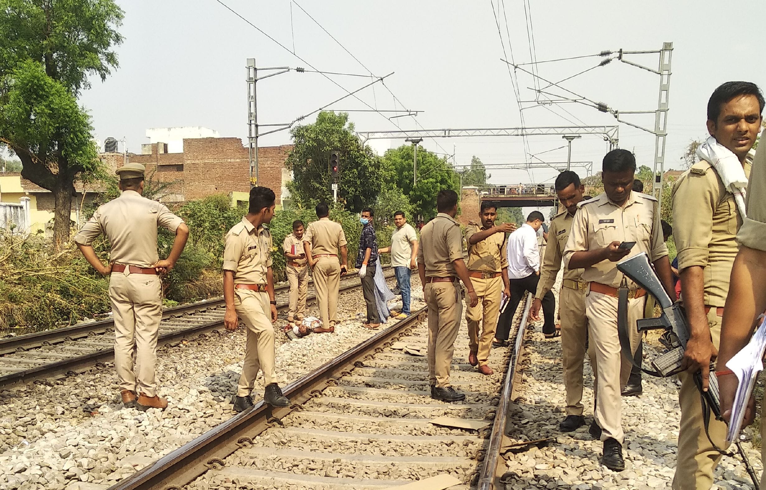 शाहजहांपुर में रेलवे लाइन पर हादसे के बाद मौके पर पहुंची पुलिस शाहजहांपुर में रेलवे लाइन पर हादसे के बाद मौके पर पहुंची पुलिस