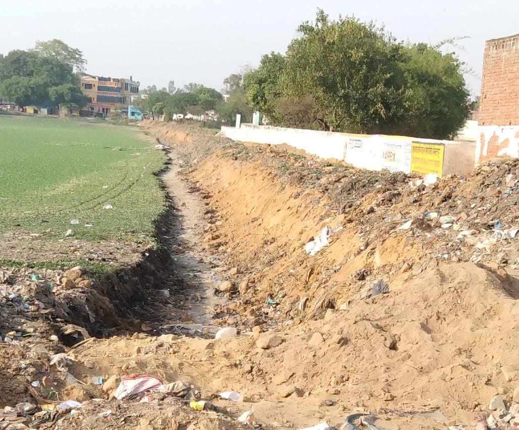 तालाब के पूवज् दिशा में तालाब को खोदकर बनाई जा रही सड़क तालाब के पूवज् दिशा में तालाब को खोदकर बनाई जा रही सड़क