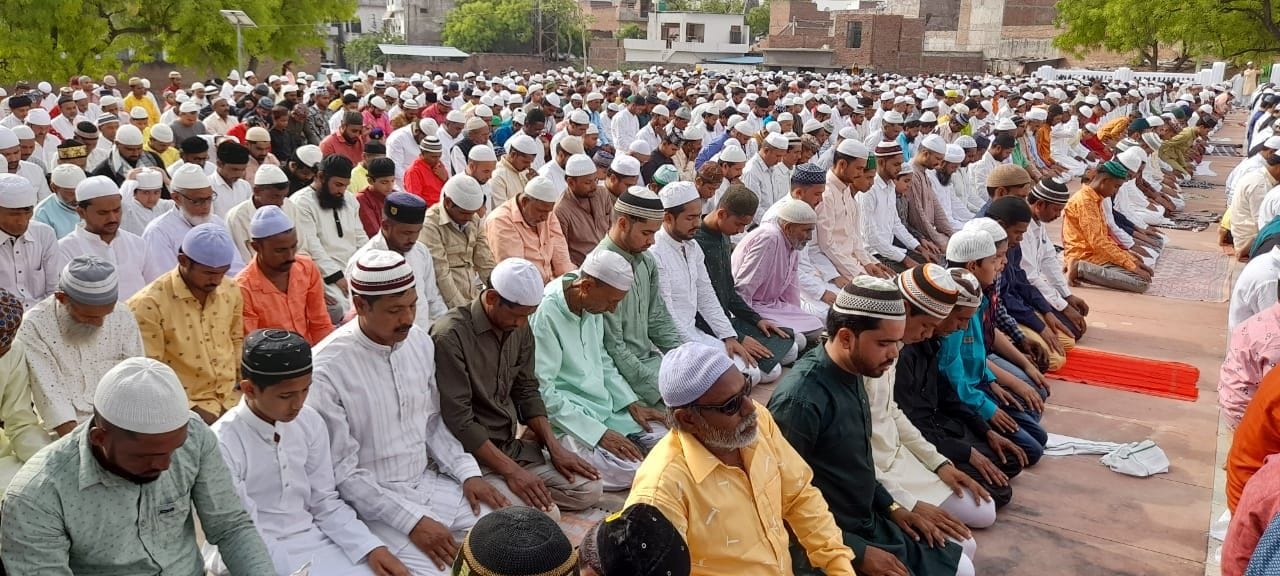 उरई में नमाज अदा करते अकीदतमंद। उरई में नमाज अदा करते अकीदतमंद।