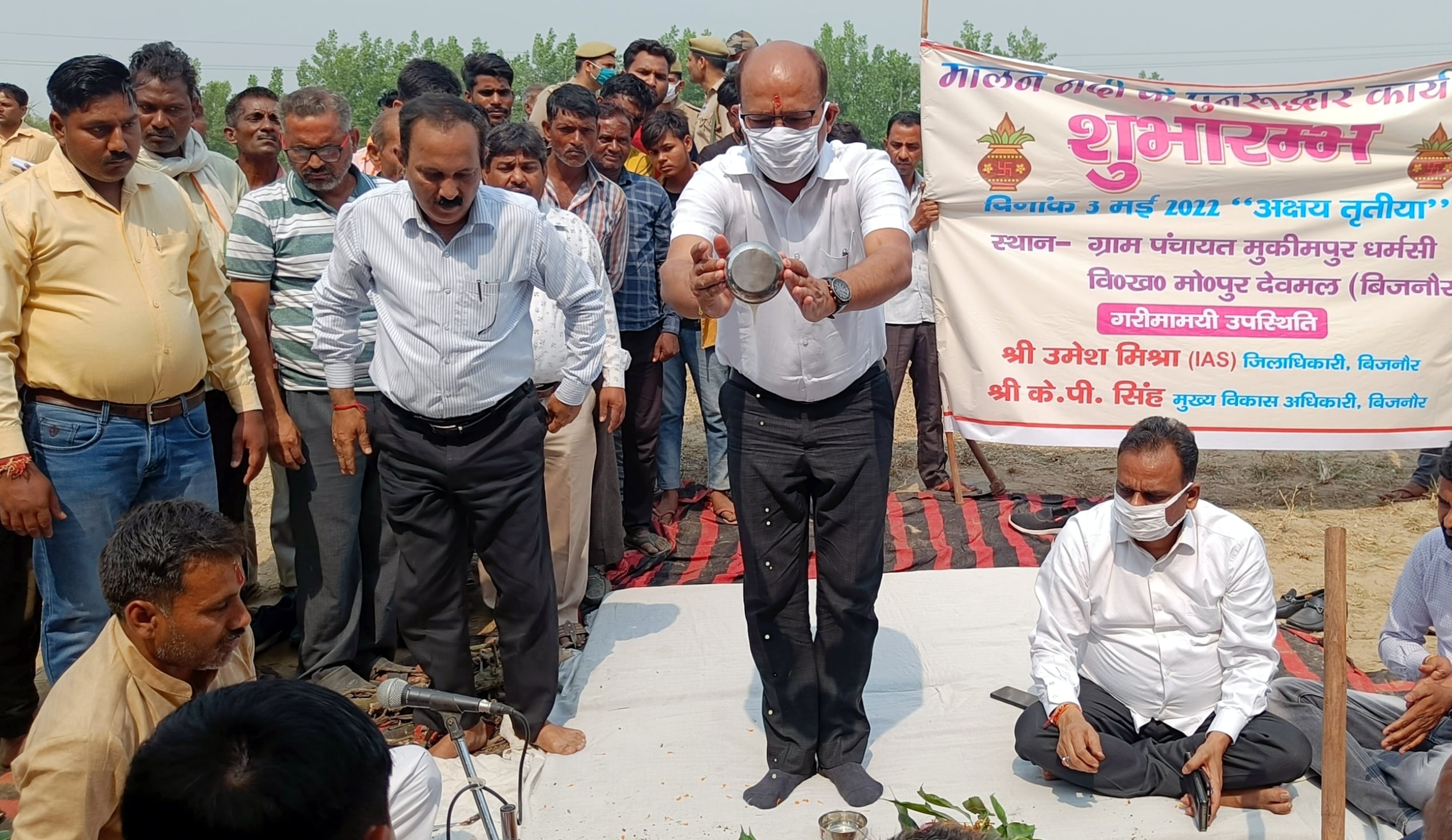 बिजनौर-मंडावर रोड़ पर मालन नदी के पुल के पास मालन नदी के चौड़ीकरण के शुभारंभ पर हवन में आहुति देते 