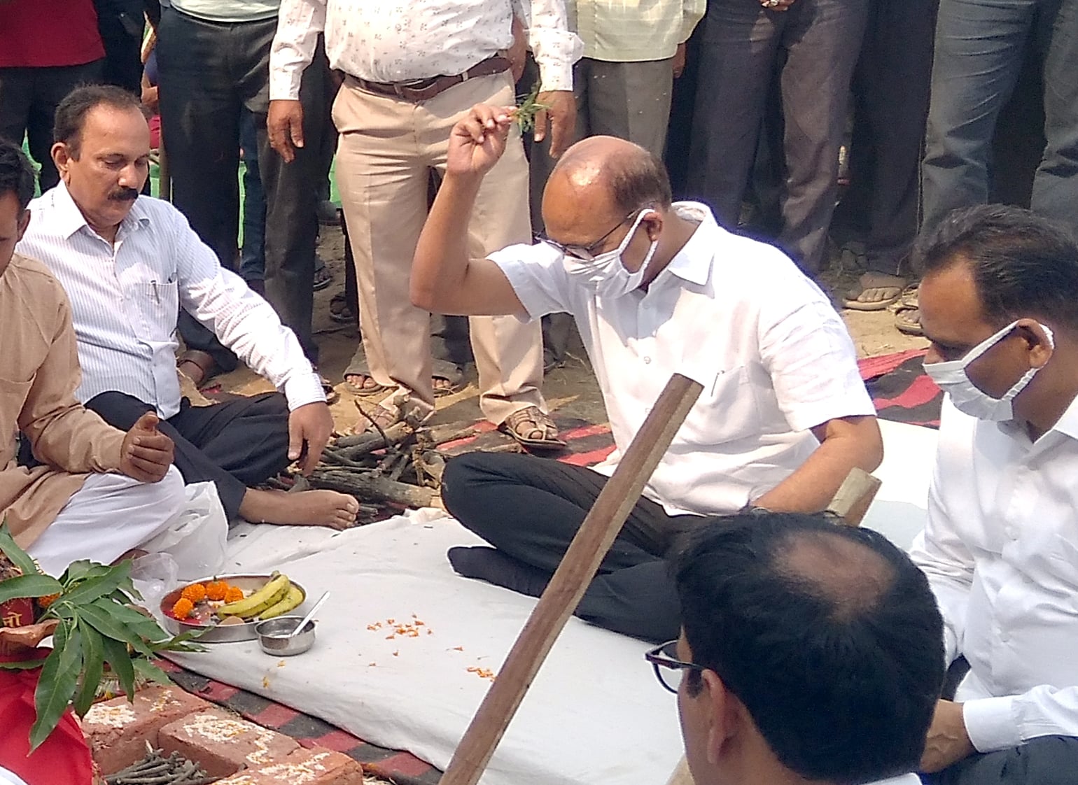 बिजनौर-मंडावर रोड़ पर मालन नदी के पुल के पास मालन नदी के चौड़ीकरण के शुभारंभ पर हवन में मंत्र पढ़त?