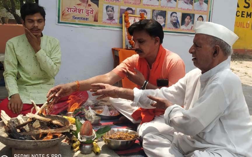 बीसलपुर की मढ़ी पर परशराम जयंती पर हवन करते ब्राह्मण समाज के लोग। संवाद