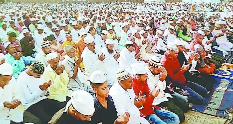 गोला में नमाज पढ़ते लोग। 