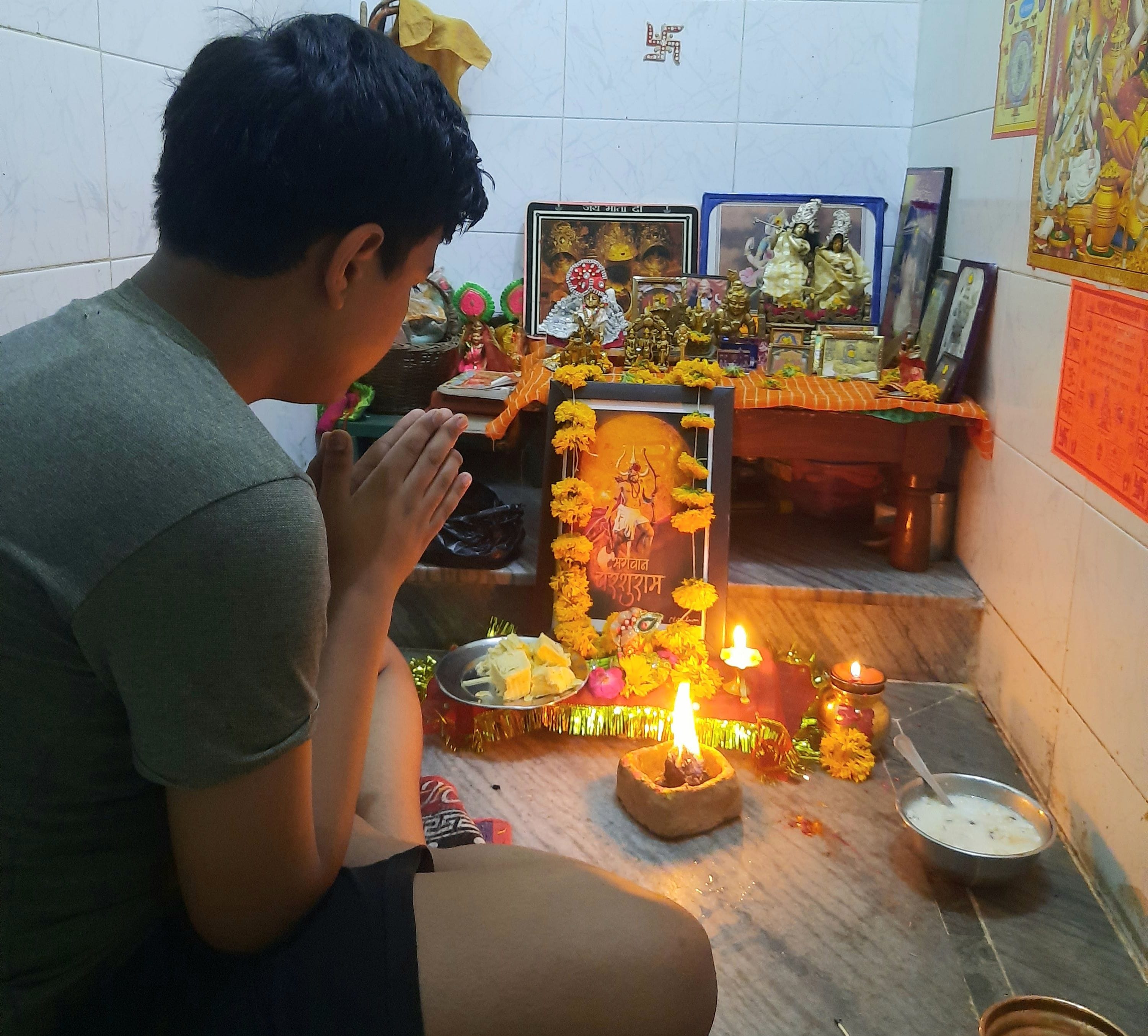 घर में भगवान परशुराम का पूजन करते विप्र बालक अक्षत। घर में भगवान परशुराम का पूजन करते विप्र बालक अक्षत।