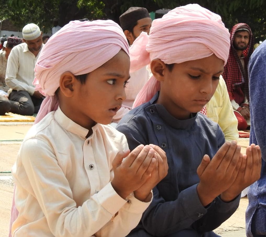 ईदगाह में नमाज के बाद दुआ करते बच्चे। संवाद ईदगाह में नमाज के बाद दुआ करते बच्चे। संवाद