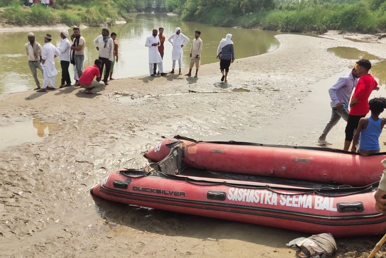 जहानाबाद क्षेत्र में अप्सरा नदी के किनारे लगी भीड़। संवाद जहानाबाद क्षेत्र में अप्सरा नदी के किनारे लगी भीड़। संवाद