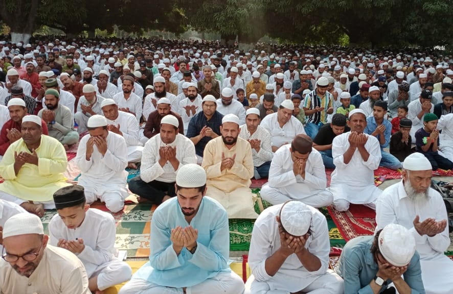 जलालाबाद क्षेत्र की ईदगाह पर ईद की नमाज अदा करते मुस्लिम।