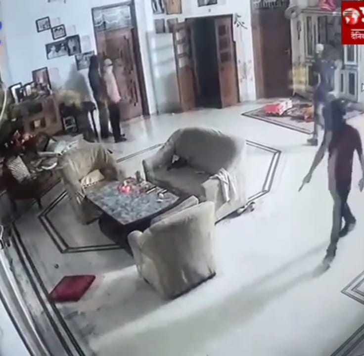 काशीपुर में भाजपा नेता के घर में तमंचे सहित घूमते बदमाश सीसीटीवी कैमरे में कैद हो गए। संवाद काशीपुर में भाजपा नेता के घर में तमंचे सहित घूमते बदमाश सीसीटीवी कैमरे में कैद हो गए। संवाद
