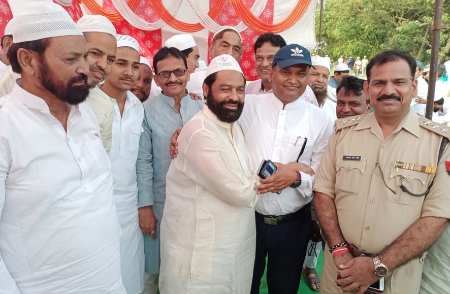 नजीबाबाद में ईद के त्योहार पर एसडीएम से गले मिलकर मुबारकबाद देते विधायक।