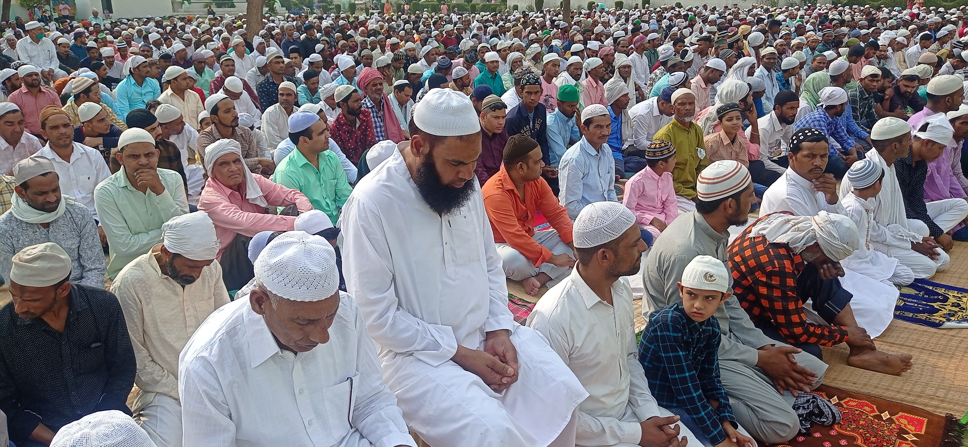 नरकातारी रोड स्थित ईदगाह में नमाज अदा करते मुस्लिम समुदाय के लोग। संवाद नरकातारी रोड स्थित ईदगाह में नमाज अदा करते मुस्लिम समुदाय के लोग। संवाद