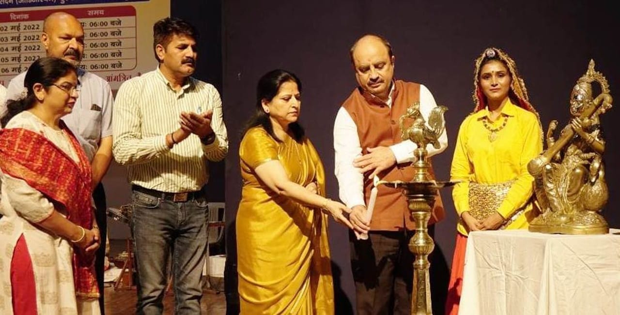 नाट्य उत्सव का शुभारंभ करते केयू वीसी प्रो. सोमनाथ सचदेवा। संवाद नाट्य उत्सव का शुभारंभ करते केयू वीसी प्रो. सोमनाथ सचदेवा। संवाद