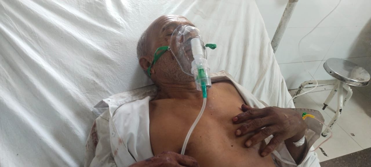 सैफई मेडिकल कॉलेज में भर्ती घायल बाबू रामू बाबर। संवाद सैफई मेडिकल कॉलेज में भर्ती घायल बाबू रामू बाबर। संवाद
