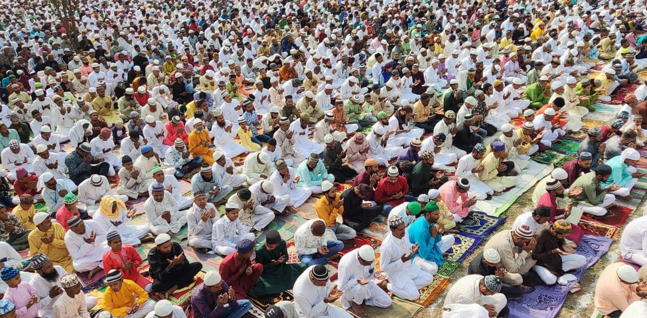 सितारगंज ईदगाह में ईद उल फितर की नमाज अदा करने के बाद मुल्क में चैनो अमन की दुआ मांगते मुस्लिम समु? सितारगंज ईदगाह में ईद उल फितर की नमाज अदा करने के बाद मुल्क में चैनो अमन की दुआ मांगते मुस्लिम समु?
