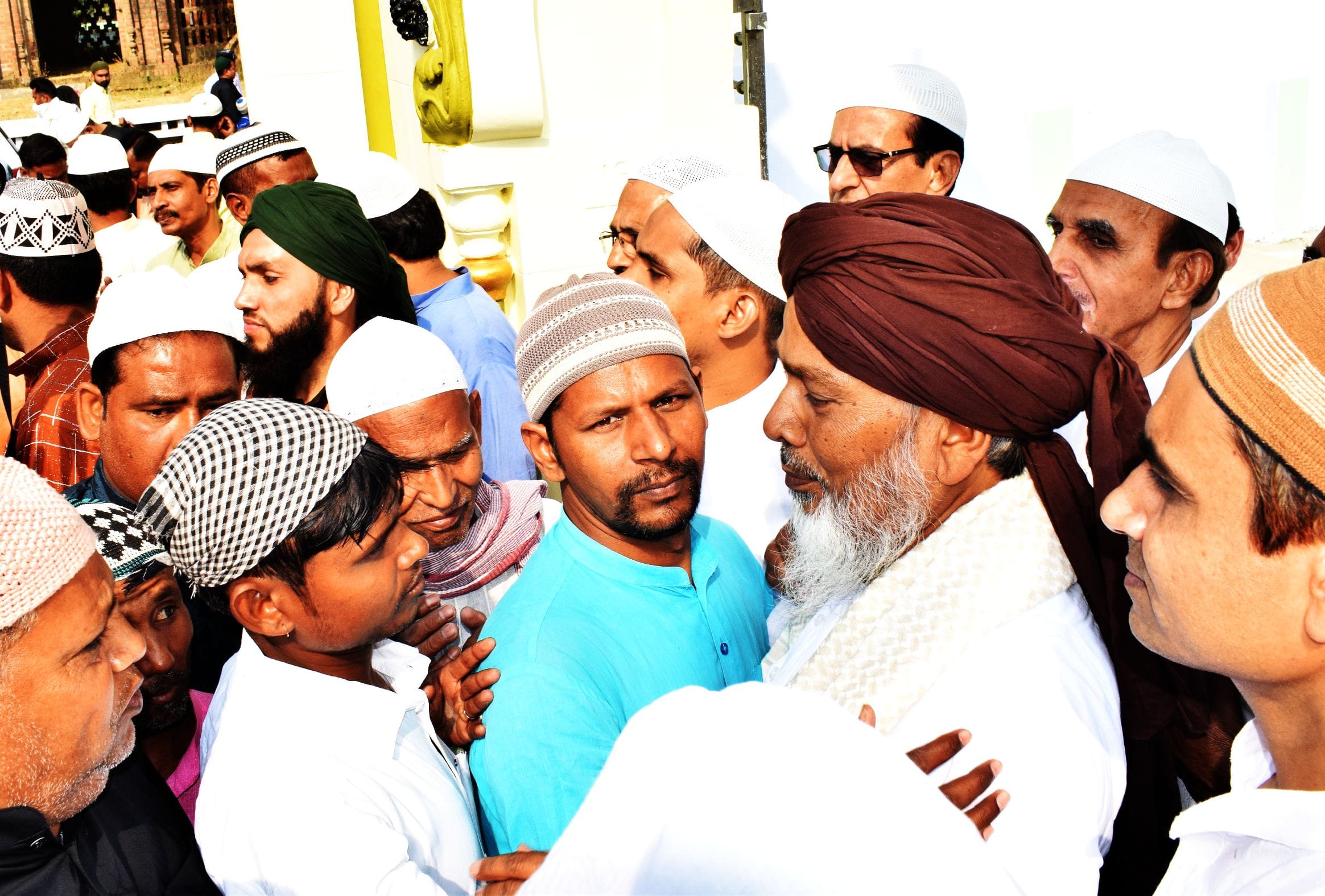 शाहजहांपुर के ईदगाह में  ईद की नमाज के बाद गले मिलते पेश इमाम हुजूर अहमद मंजरी । संवाद