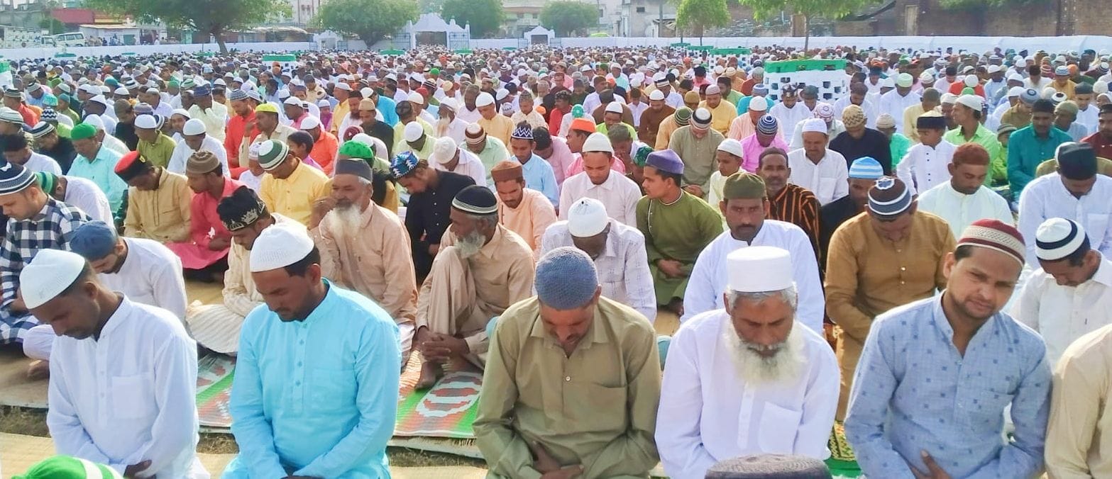 शेरपुर कलां में ईदगाह पर ईद की नामज के ख़ुतबे में वैठे नमाजी। शेरपुर कलां में ईदगाह पर ईद की नामज के ख़ुतबे में वैठे नमाजी।