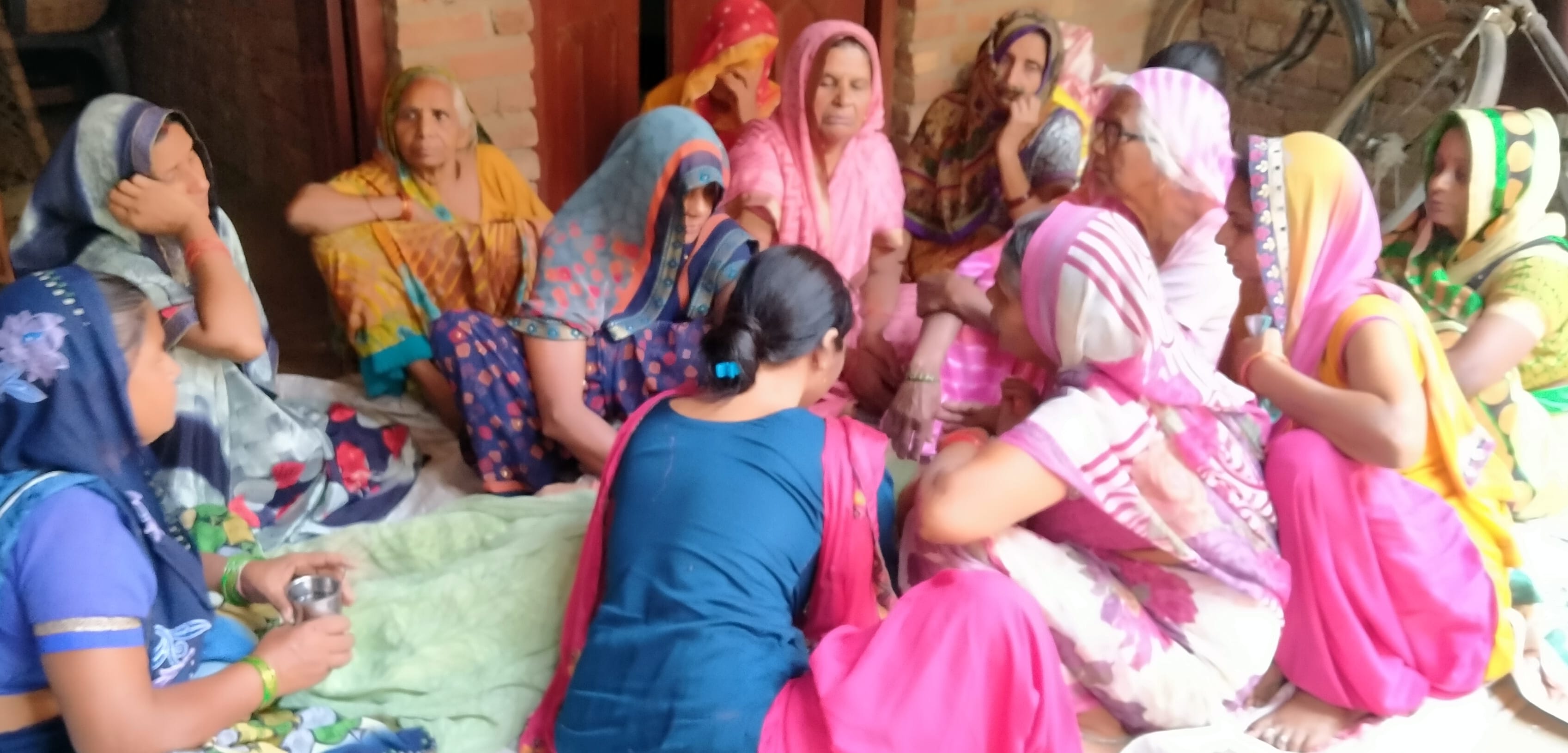 धामपुर के गांव परमावाला में विलाप करते मृतक देवेंद्र चौहान के परिजन धामपुर के गांव परमावाला में विलाप करते मृतक देवेंद्र चौहान के परिजन