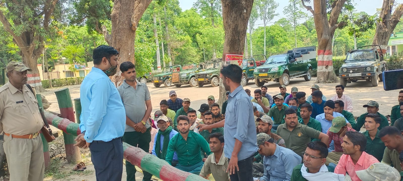 धरने पर बैठे टूरिस्ट गाइड और चालकों से बातचीत करते एसडीओ सत्यपाल।