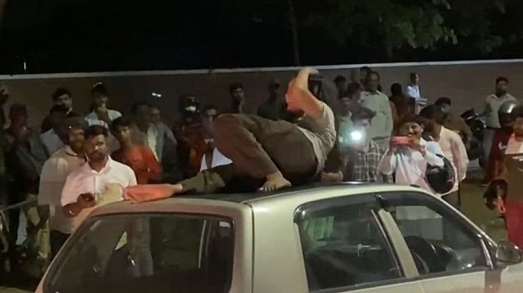 चंडीगढ़ में देर रात हाई वोल्टेज ड्रामा: कार पर चढ़कर युवती ने बीच सड़क मचाया ऐसा हंगामा, पुलिस ने भी पीट लिया सिर