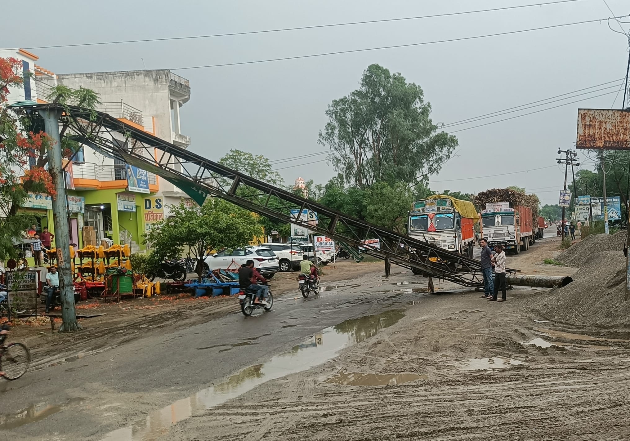 बिजनौर में चक्कर चौराहे के पास आंधी से गिरा हॉर्डिग्स बिजनौर में चक्कर चौराहे के पास आंधी से गिरा हॉर्डिग्स