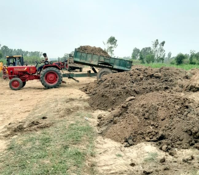 बिजनौर में मालन नदी के किनारे तटबंध बनाने के लिए ट्रैक्टर ट्राली से डाली जा रही मिट्टी। बिजनौर में मालन नदी के किनारे तटबंध बनाने के लिए ट्रैक्टर ट्राली से डाली जा रही मिट्टी।