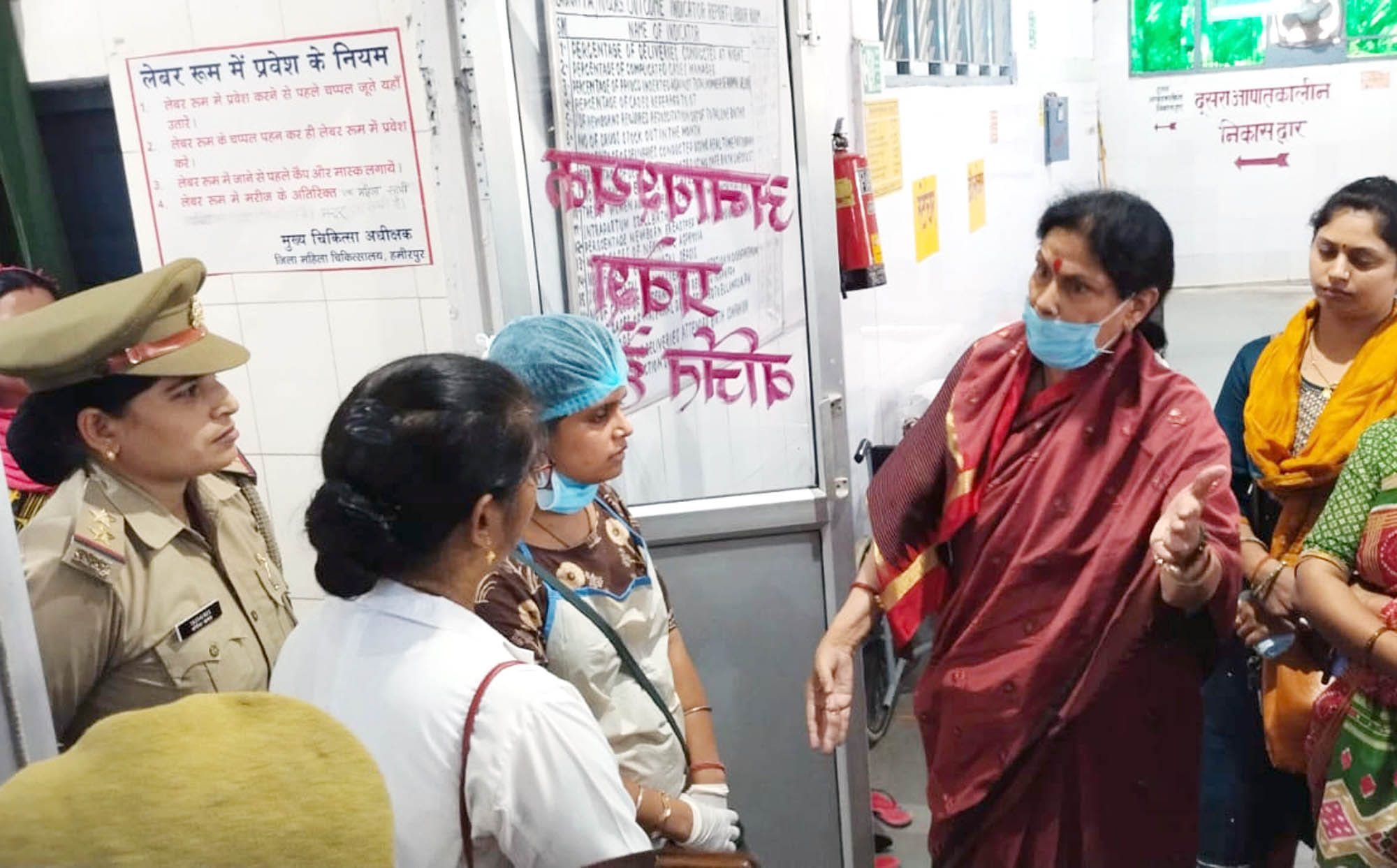 जिला महिला अस्पताल में डाक्टरों से बात करतीं राज्य महिला आयोग की सदस्य पूनम कपूर।