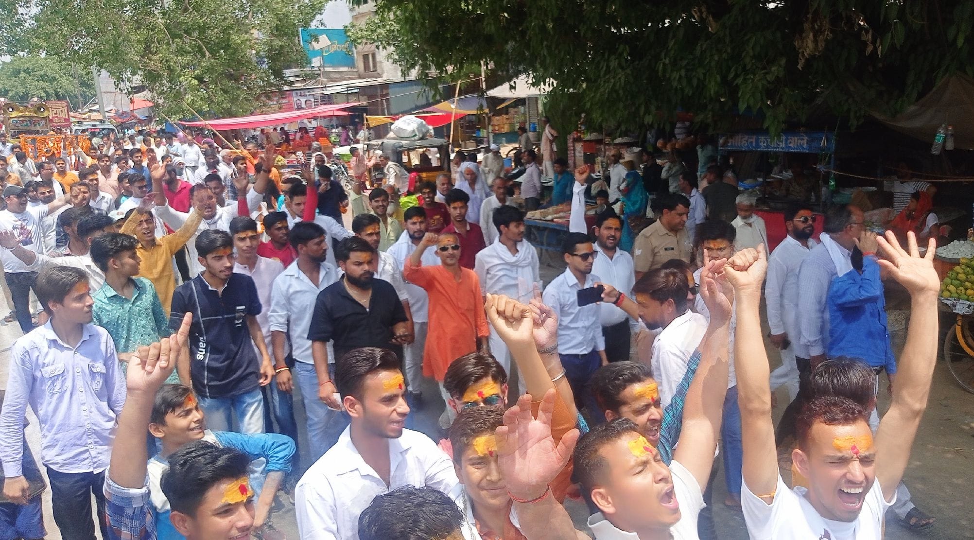 जलालाबाद में निकली शोभायात्रा में शामिल एकीकृत ब्राह्मण सभा के पदाधिकारी। संवाद